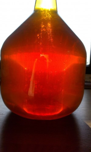 10 liter flesje en mooi helder.