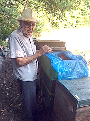 De kastdeksel wordt opzij gezet.<br />De plastic zak gaat verwijderd  <br />worden. Nog even geduld.