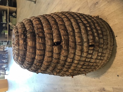 Afgezien van de manier waarop die gespijld is en de braamspleut, een puntgave replica van de korf zoals Cluyt die eind zestiende eeuw beschrijft.