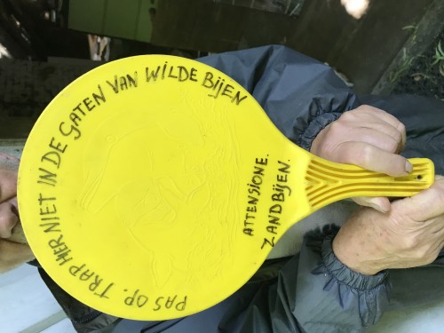 KIJK UIT JE DOPPEN ! OPGELET !<br />BIJENGAATJES EN ....<br />OPPASSEN GEBLAZEN !<br />VOORZICHTIG , ADDERGEBROED !OP DIT STUK ZANDPAD !