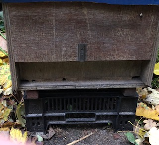 Op de zwarte stelling preikt<br />de antieke kast met dichte bodem<br />en een nis en met propolis <br />dicht gemetselde vliegspleet<br />op 3 gaatjes na van bij-formaat.<br />Dus 'n normale werkbij kan er doorheen.  Darren ternauwernood.<br />De koningin met moeite.