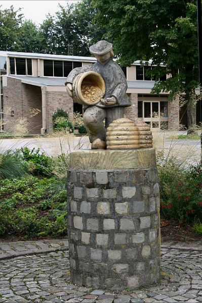 Beeldhouwwerkje &quot;de imker&quot;